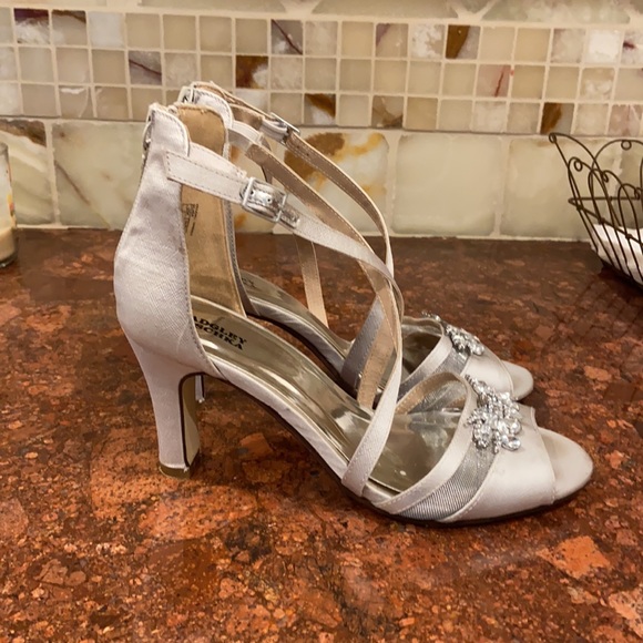 Silver heels - Picture 2 of 5